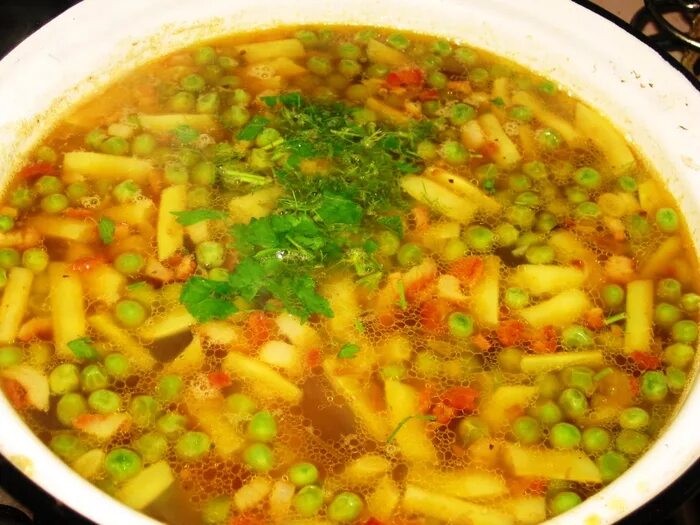 суп из спаржевой фасоли. фасолевый суп с ветчиной. блюда с фасолью. суп буридда. суп с чечевицей и фасолью.