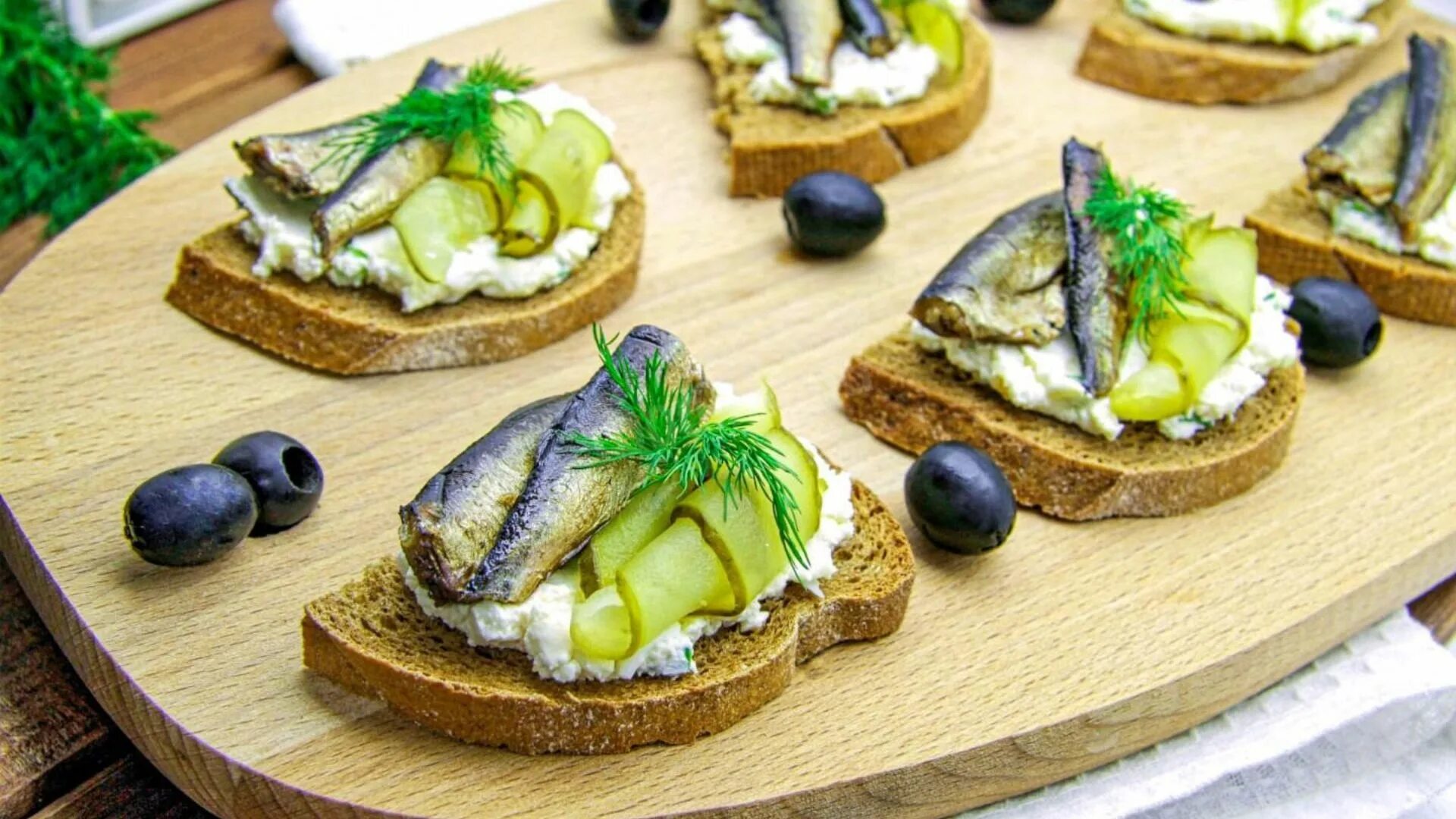 Бутерброды со шпротами сыром и яйцами. Тартинки со шпротами. тапас со шпротами. со шпротами бутерброды со шпротами.