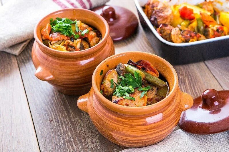 Мясное блюдо в горшочке. Горшок закрытый для приготовления мяса. Мясо с овощами в горшочках. Второе в горшочках в духовке с свининой. Жаркое в горшочках.