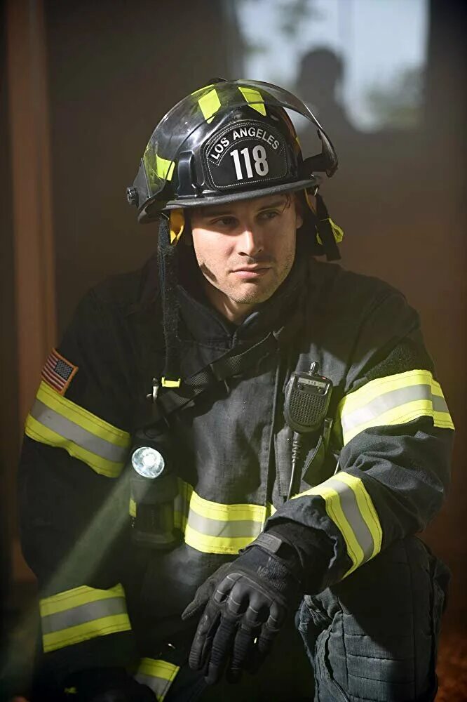 Сериал 911 служба спасения эван бакли. Эдди диаз 911. Анджела бассетт 911 служба спасения. Эдди служба спасения. Оливер старк сериал 911.