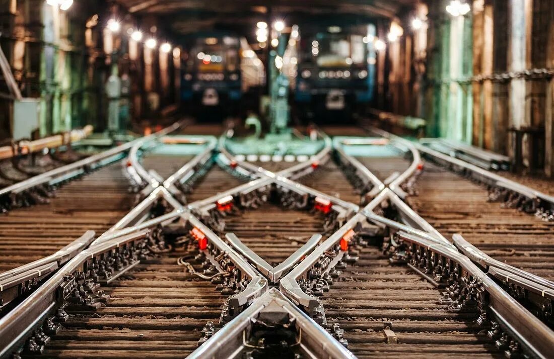 Контактный рельс 801r468. Контактный рельс в 825 вольт метро. Напряжение контактного рельса в метро. Контактный рельс в московском метро. Контактный рельс в 825 вольт метро.