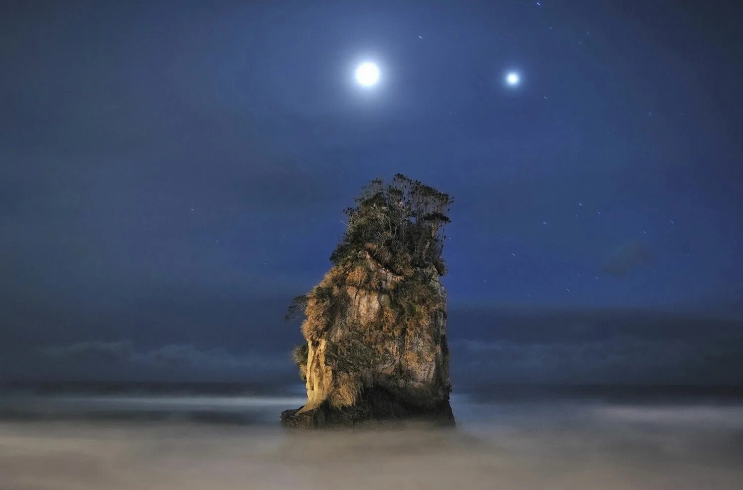 пахнет морем и луна висит над самым