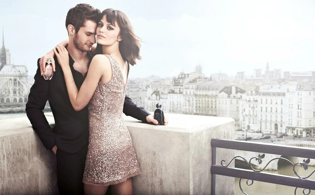 Чем больше тем она. Девушка и мужчина. У каждого мужчины есть она та женщина. Влюбленные глаза в глаза. Парные ароматы духов.