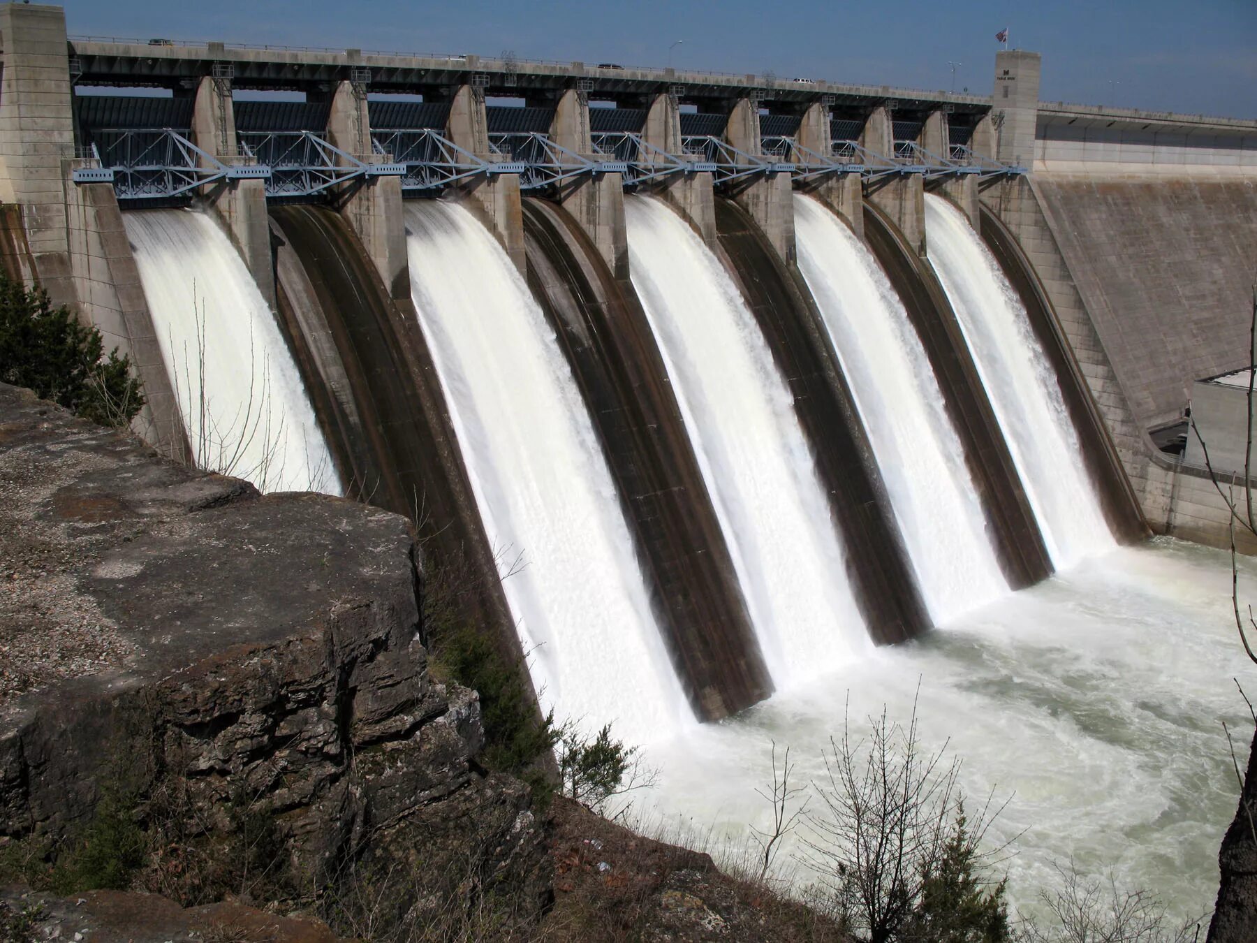 Вода падает гидроэлектростанции. Платина ГЭС Армения. Капанда ГЭС Ангола. Гидротехника дамба плотина ГЭС. Платина Загорской ГЭС.
