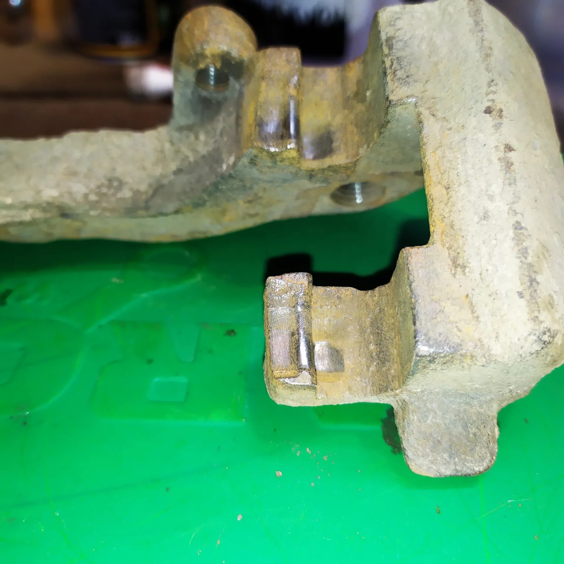 Остаток тормозных колодок. Износ скобы суппорта ауди а4. Тормозные колодки гольф 3 аее. Ауди 100 направляющие суппорта. Opel astra h проверка износа суппорта.