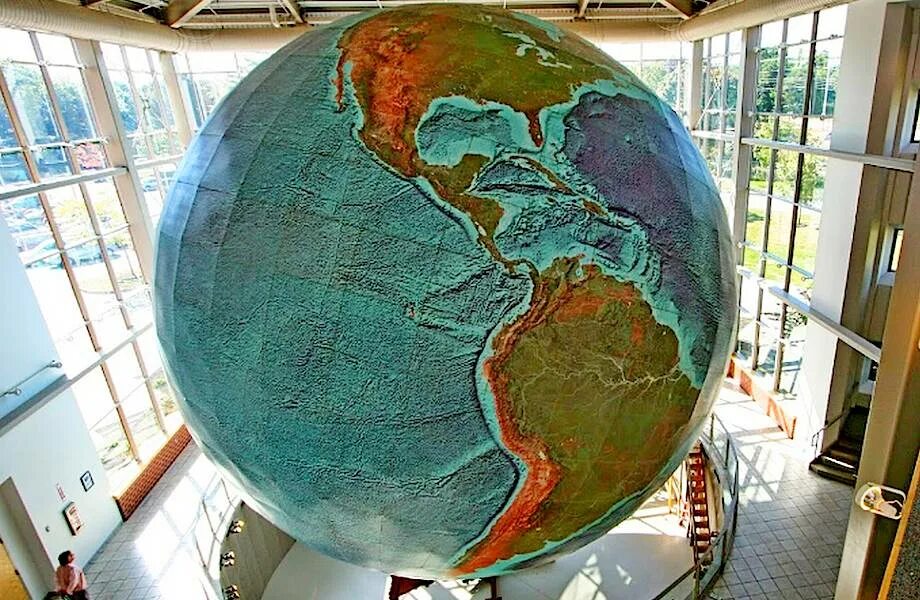 Какая самая большая земля. Самый большой в мире Глобус эрта. Глобус гигант Eartha. Глобус мира (1982—1987) — самый большой вращающийся Глобус..