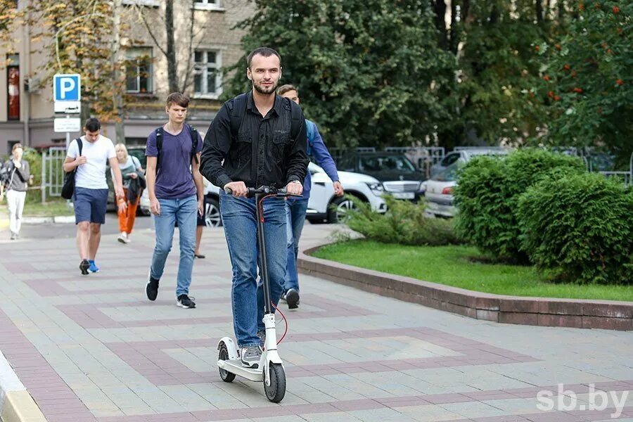 Электросамокат можно в метро. Электросамокат натратуаре. Самокат на тротуаре. Электросамокаты на тротуаре. Электросамокаты на пешеходной дорожке.