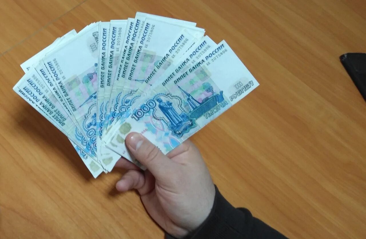 Повышение зарплаты бюджетникам с апреля 2025. Фальшивые купюры. деньги зарплата. повышение мрот. 6 тысяч рублей.