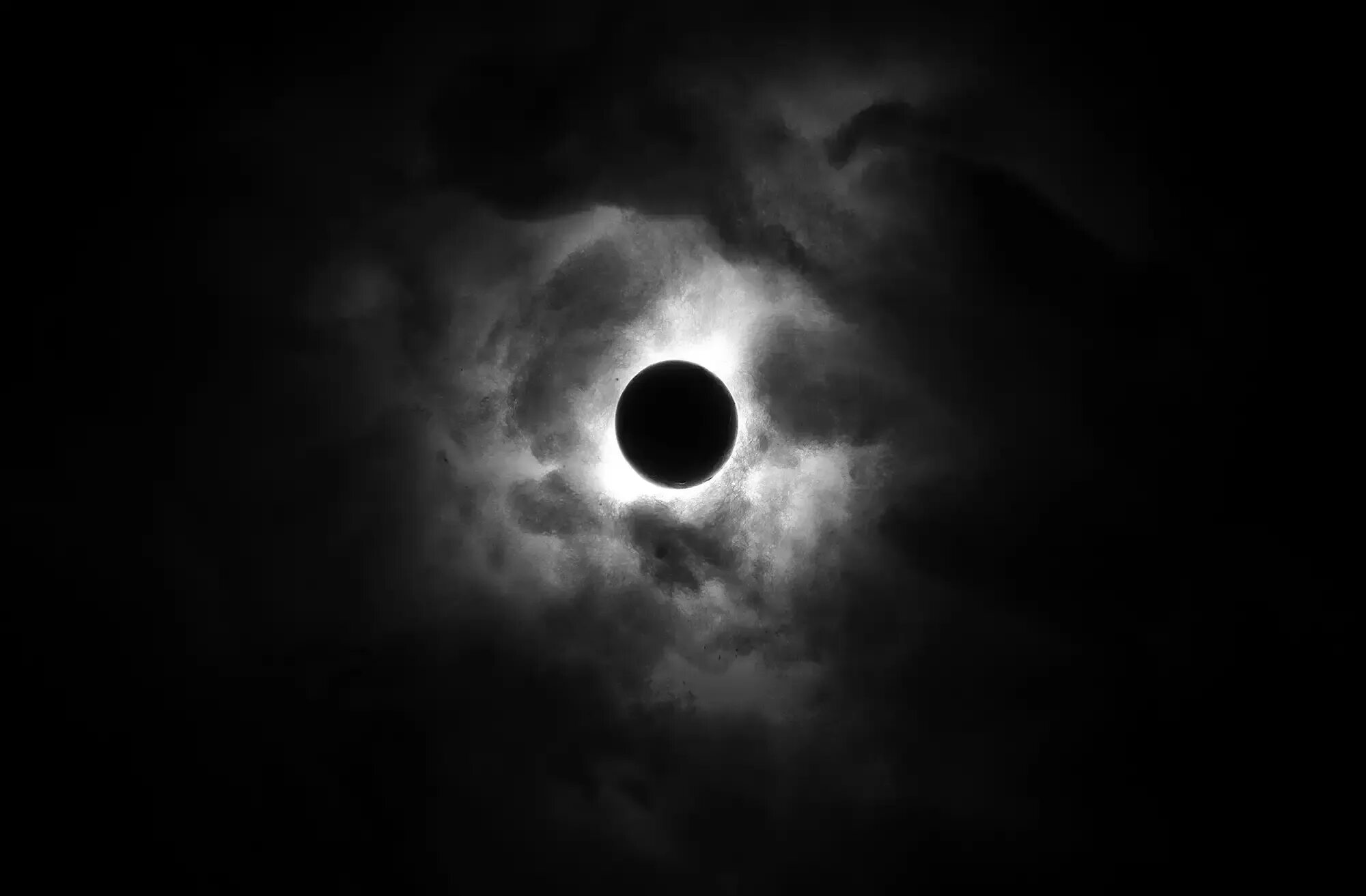 Black moon s. Черная Луна. Черная Луна фото. Солнечное затмение 2022. Затмение Луны.