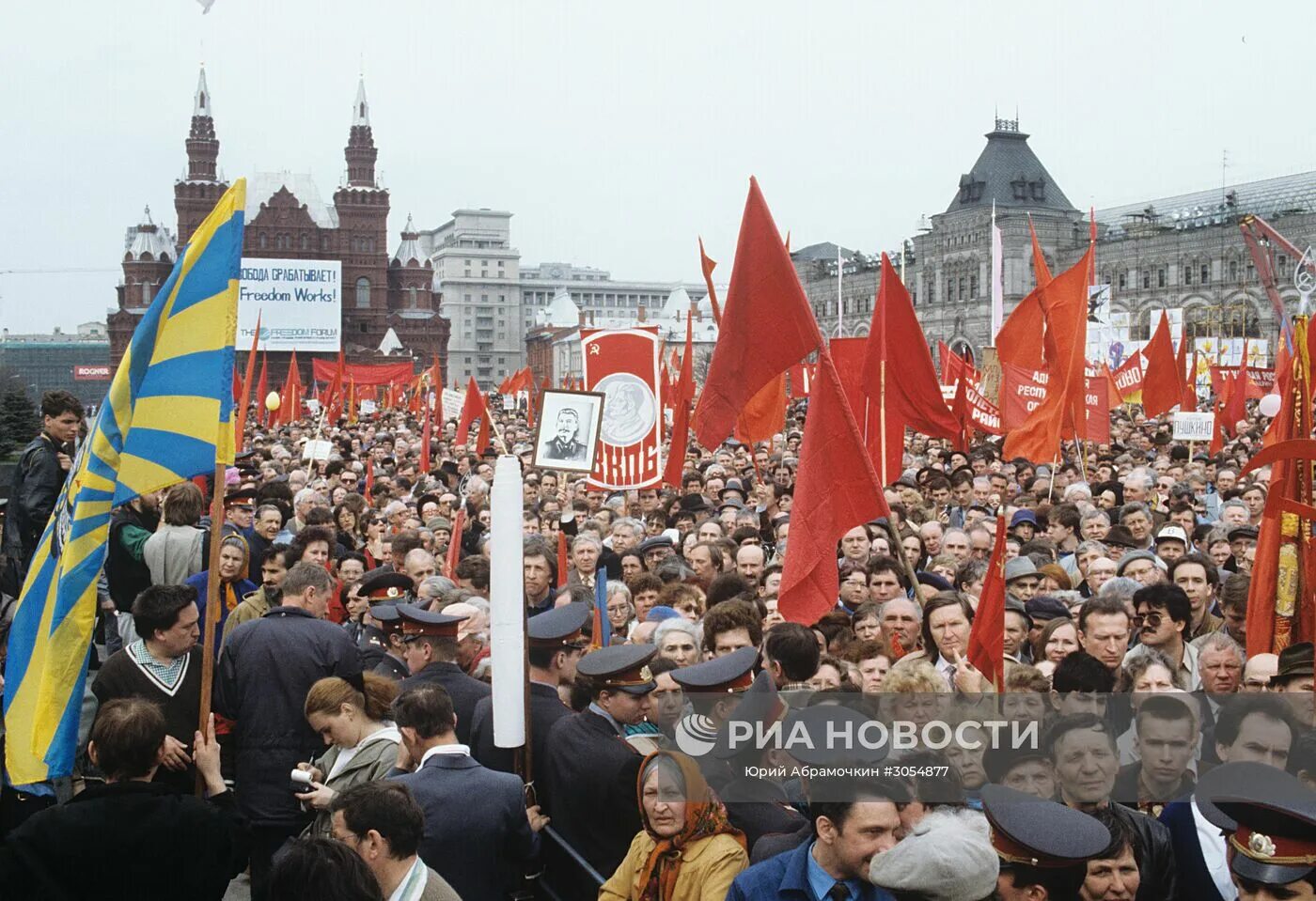 Демонстрация го. 1 мая 1990 красная площадь. первомай 1990 года в москве. первомайская демонстрация 1990 года в москве. первомайская демонстрация на красной площади ссср.
