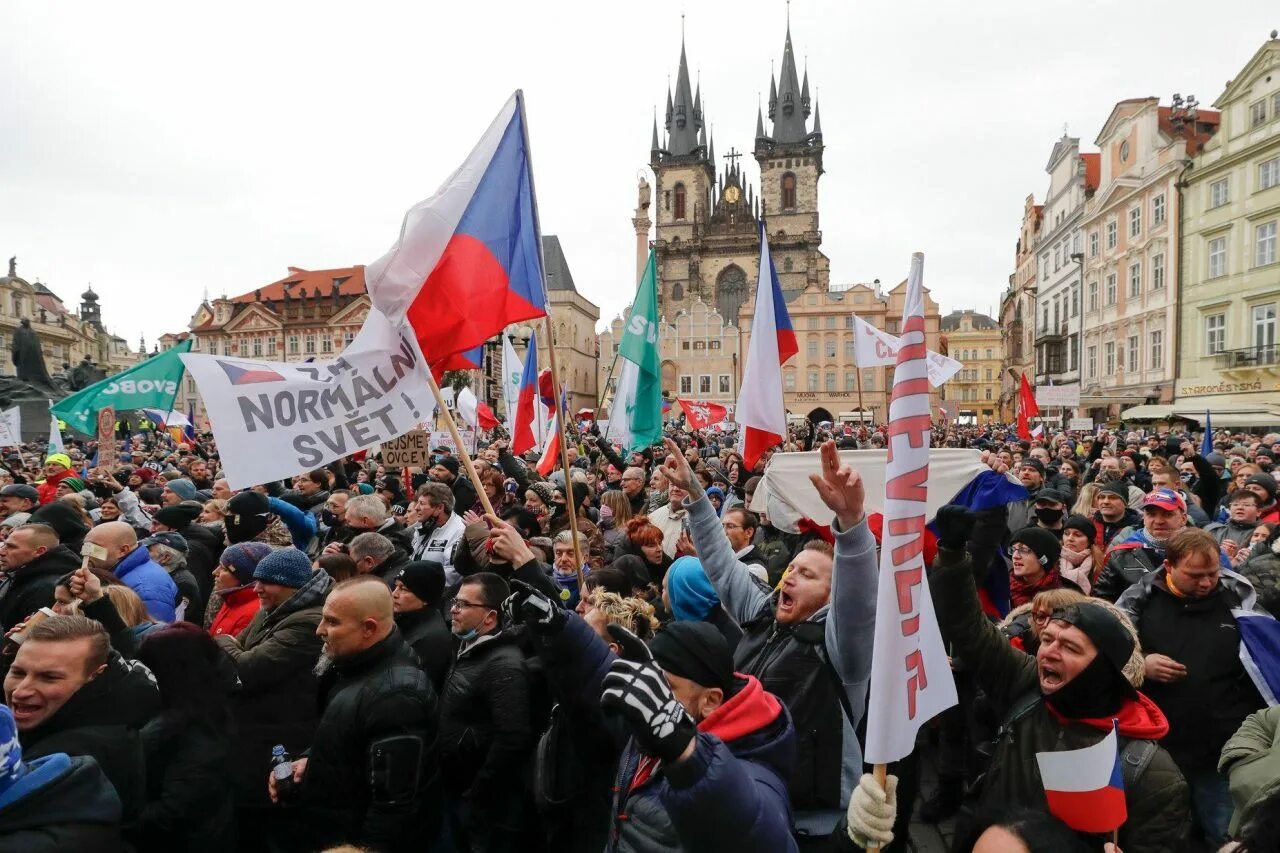 Чехия против россии. Чехия люди. Чехи люди. Жители Чехии. Толпа людей в Чехии.