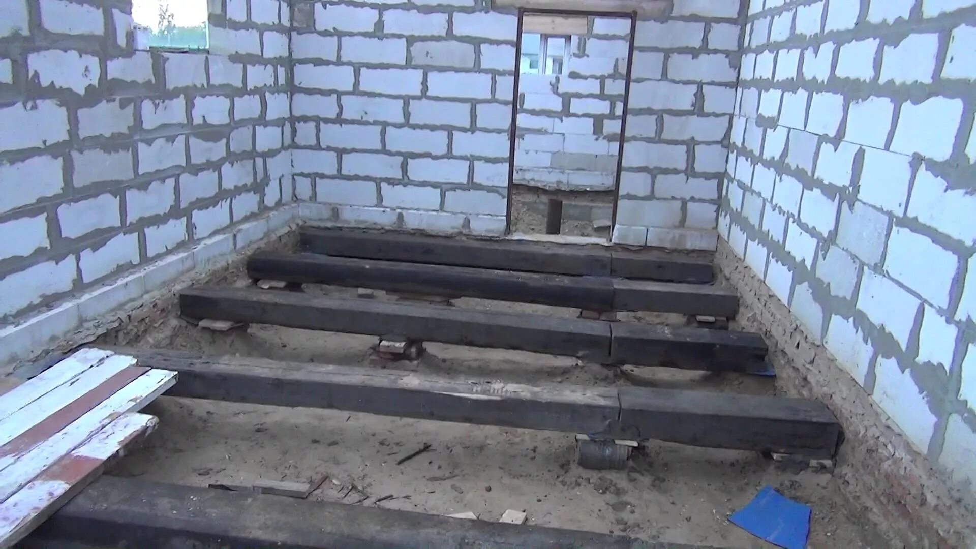 Блоки под пол. Деревянный пол в гараже. балки пола в гараже. лаги для пола в гараже. деревянный пол в доме из пеноблока.