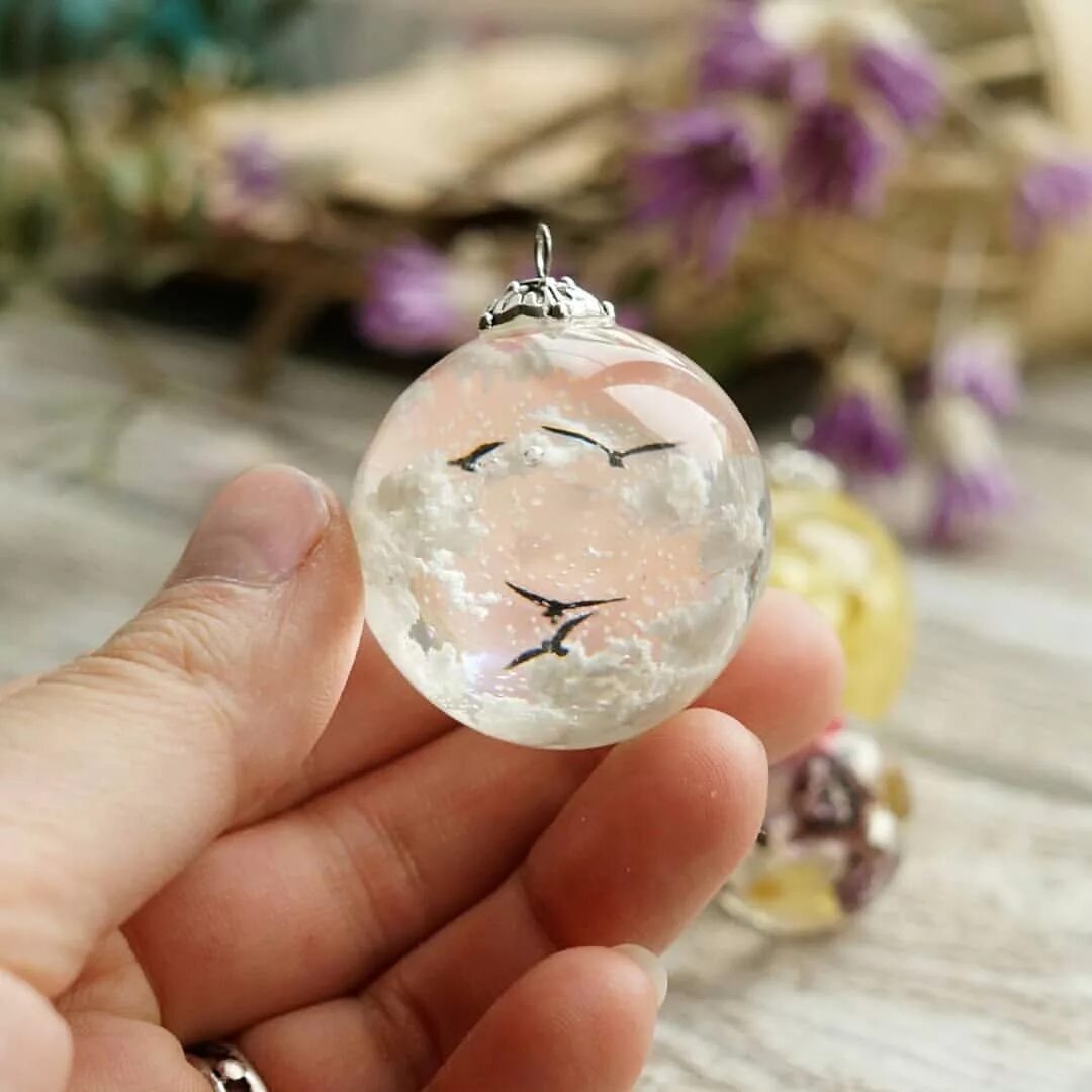 брелок из эпоксидной смолы. украшения изэроксидной смолы. украшения из эпоксидной смолы. подвеска из эпоксидной смолы. новогодние украшения из эпоксидки.