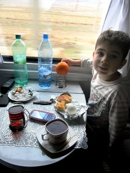 Еда в поезд детям летом. Посуда в поезд. Продукты в поезд с детьми. Еда с собой в поезд. Что кушать в поезде.