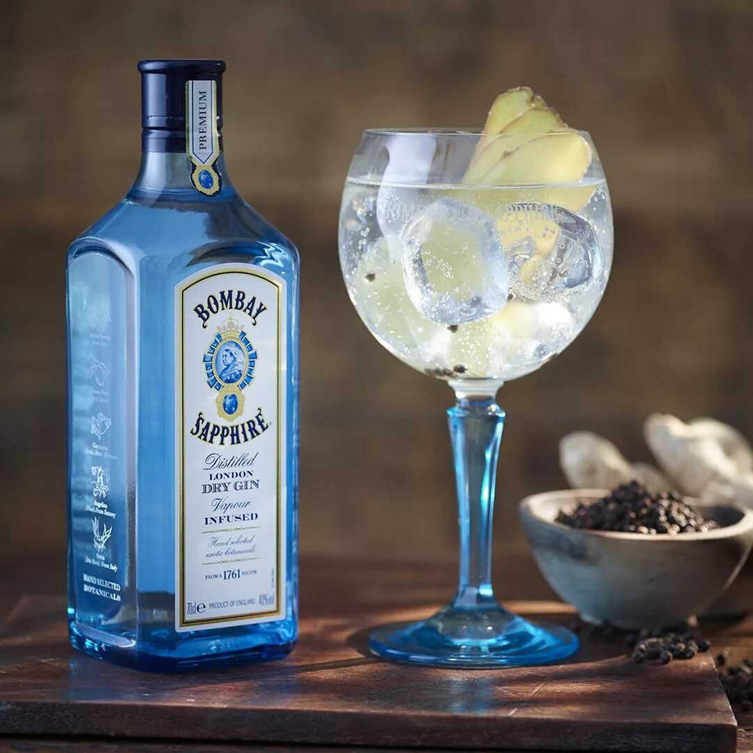 Как называется джин. Джин бомбей сапфир. bombay sapphire - джин бомбей сапфир. голубой джин bombay sapphire. джин напиток bombay sapphire.