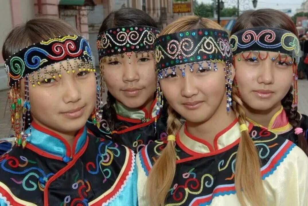 Удэгейцы национальный костюм. Коренные народы приморского края удэгейцы. Коренные народы россии ороки. Удэгейцы приморского края традиции. Коренные народы приморского края удэгейцы.