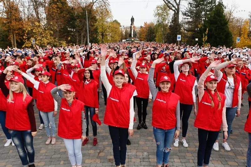 Сколько жителей в краснодарском. Молодежь Краснодара. День народного единства Краснодарский край. Население Краснодарского края картинки. Краснодар население.