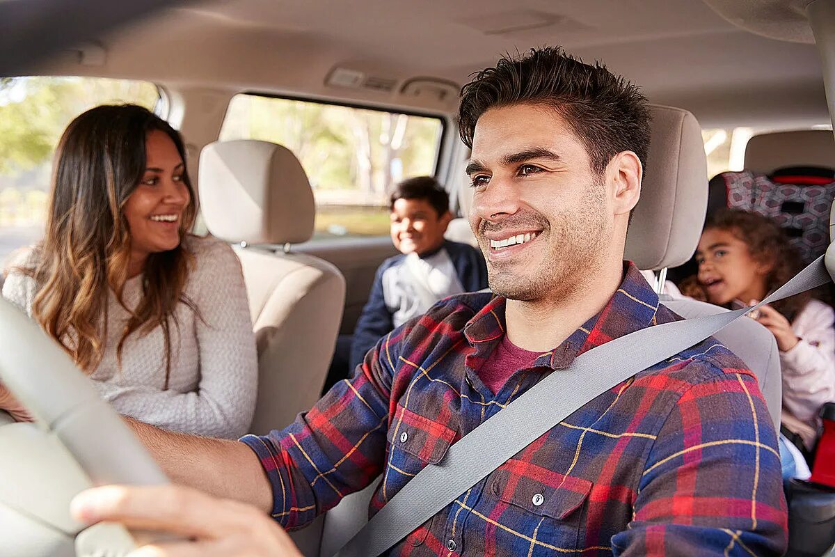 Переведи driving a car. Семейная машина. Семья с автомобилем. Человек в салоне. Машина для путешествий семьей.