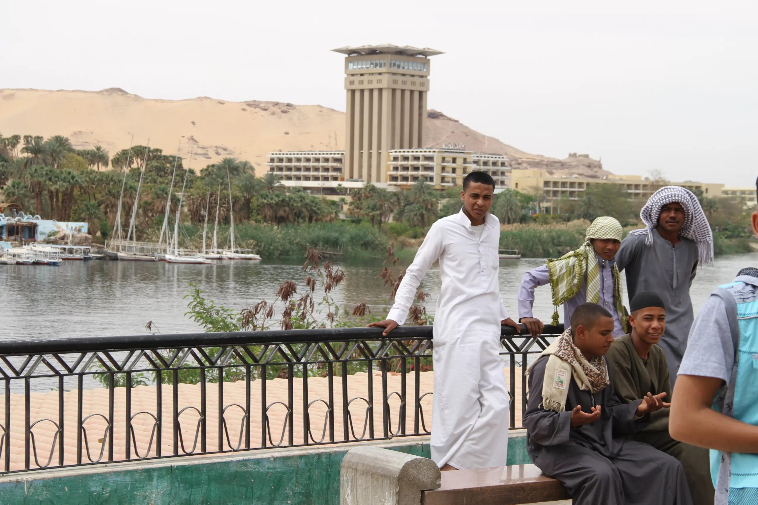 Часть большого каира 4 буквы. Асуан Египет набережная. Туристы в Каире.