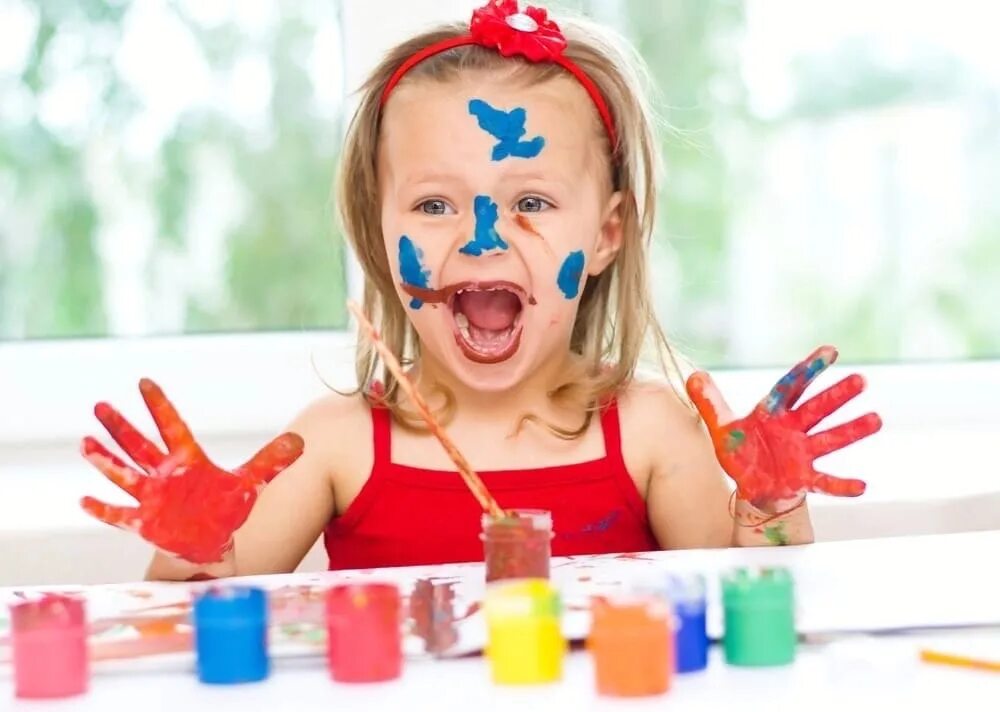 Kid paint. Краски для детей. Рисование для детей. Рисуем с детьми. Ребенок испачкался в краске.