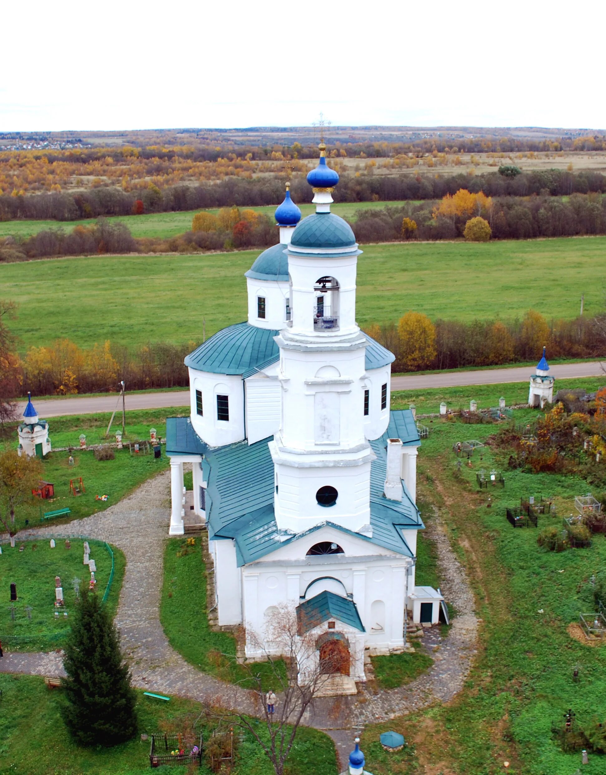 Спирово Волоколамский район храм. Церковь в Спирово Волоколамского района. Храм Пресвятой Богородицы в Спирово. Введенская Церковь села Спирово.