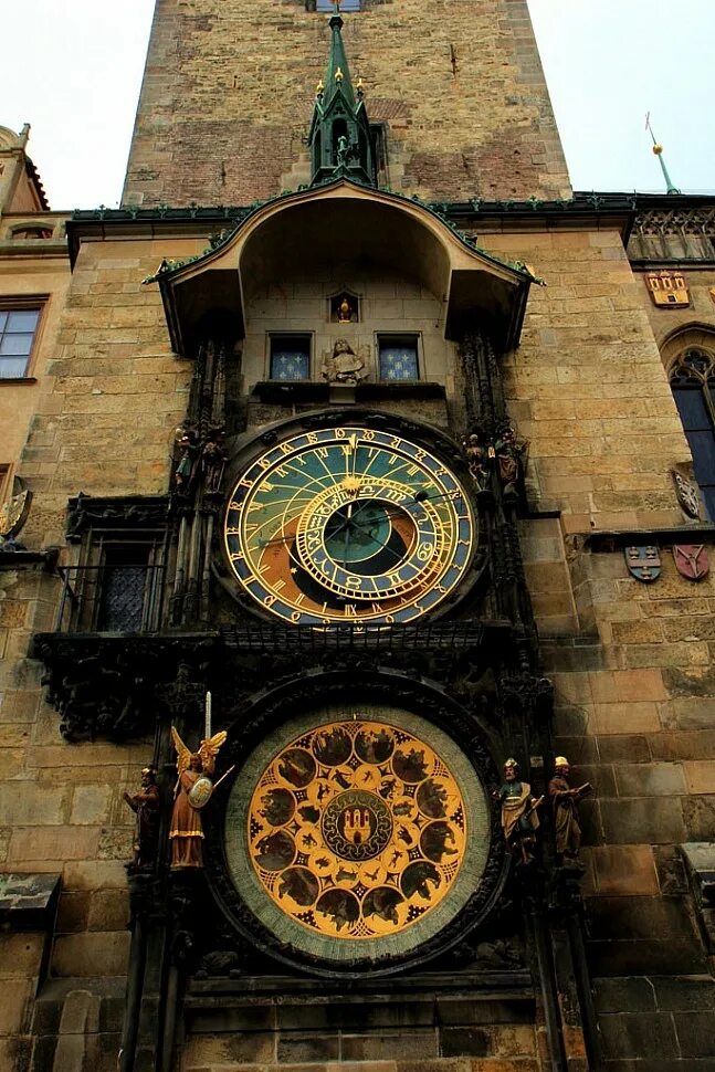 Италия часовой. Староместская площадь шпиль. Механические башенные часы в Праге. Старейшие башенные часы Европы. Башенные часы Герберта в Магдебурге.