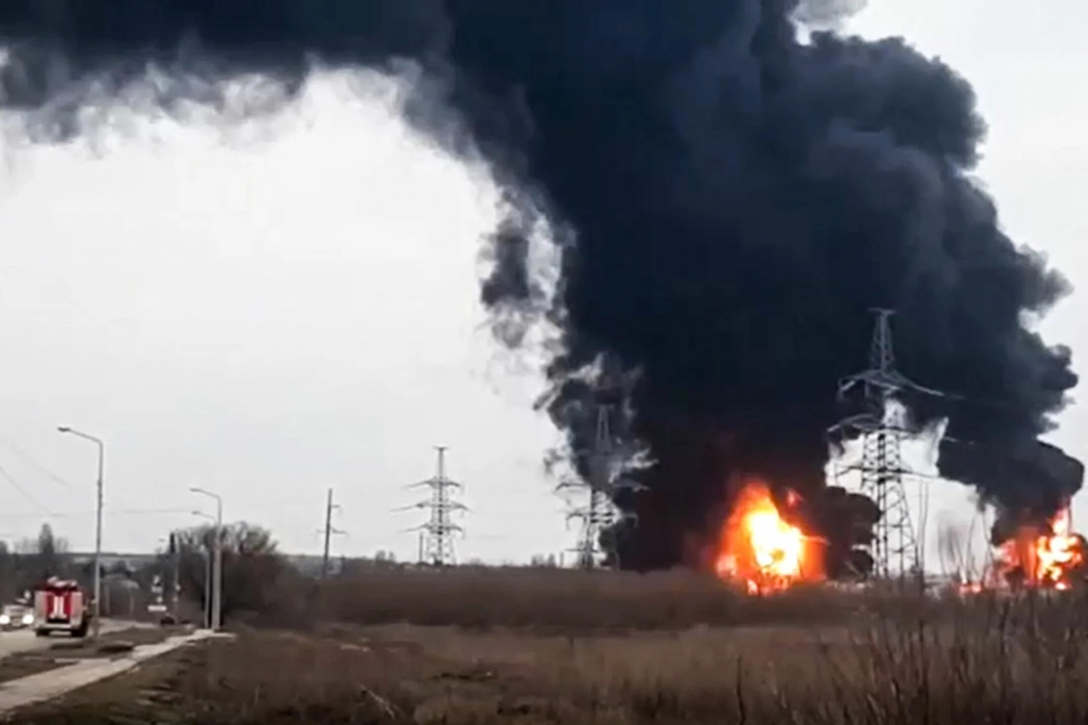 Атака на нефтебазу в Белгороде. В Белгороде взорвали нефтебазу. Белгород вертолеты Нефтебаза взрыв. Пожар на нефтебазе в Белгороде. Взрывы обстрелы белгород