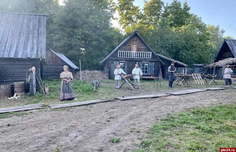 Холоп загонка. Холоп съемки. Съемочная деревня в Псковской области.