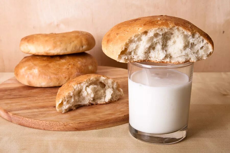 домашний пирог с молоком. ягодный пирог с клубникой. пироги и пирожки. пироги на свежем молоке. пирожок печеный с яблоком.