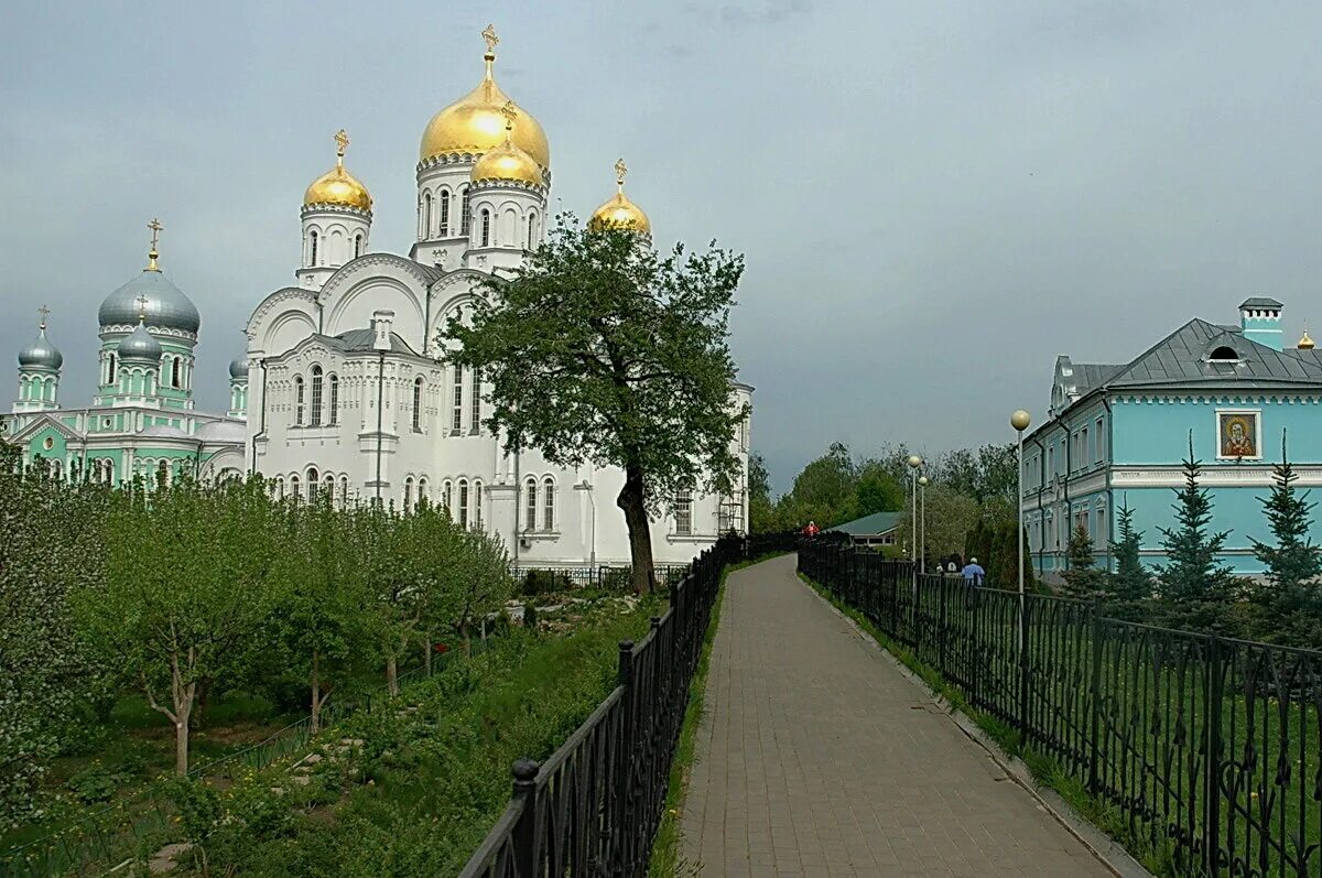 Дивеево сколько от нижнего. Свято-Троицкий Серафимо-Дивеевский монастырь. Дивеево канавка. Дивеево монастырь канавка.