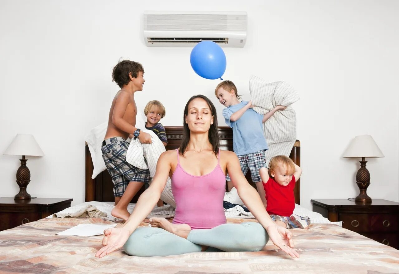 Мама дети квартира. Спокойствие в семье. "Медитации для детей". Семья мама. Мама отдыхает.