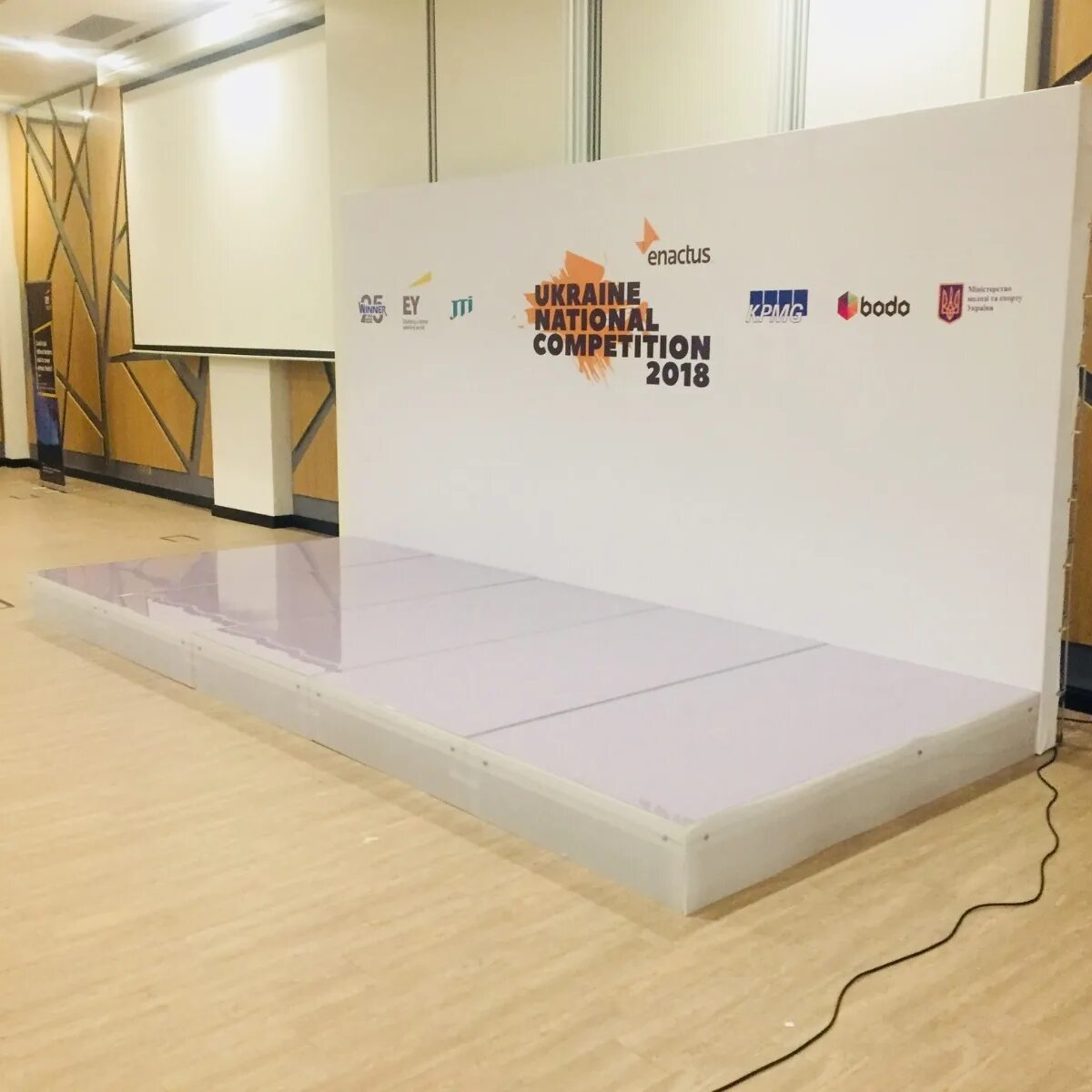 Подиум с экраном. Подиум на мероприятие. Сценический подиум. Сцена подиум. Сценические станки подиумы.