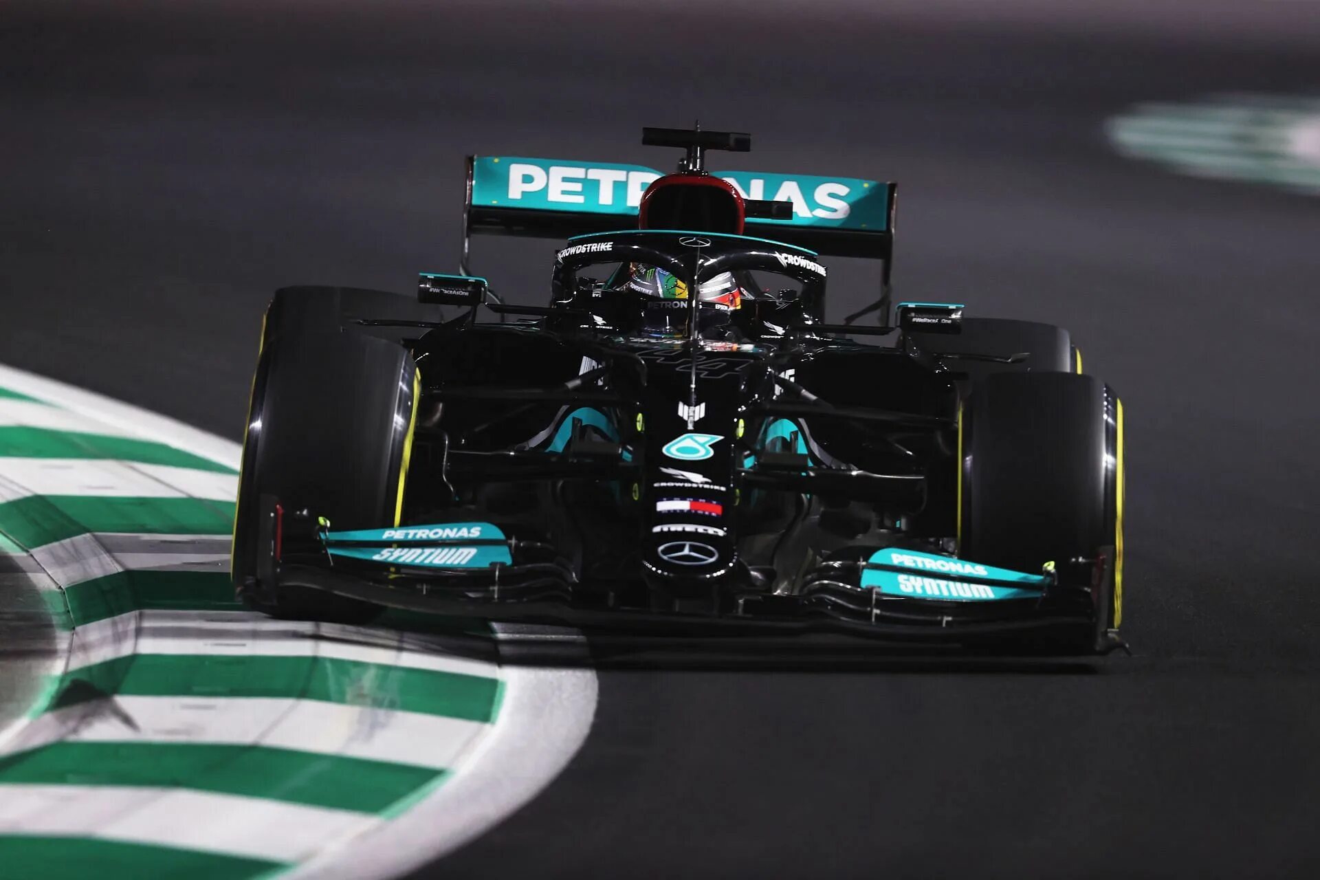 Болид Хэмилтона 2022. Saudi Arabia Gran prix f1 2023. Hamilton Saudi Arabia 2021. Льюис Хэмилтон в болиде.