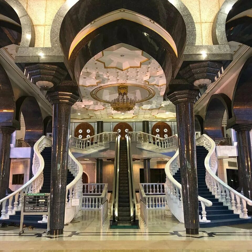 Султанат нукенова фото. Мечеть Джеймс АСР Хассанала Болкиаха. Султан Брунея дворец. Мечеть Сунцзян. Мечеть Кьяронг-Москве внутри Бруней.