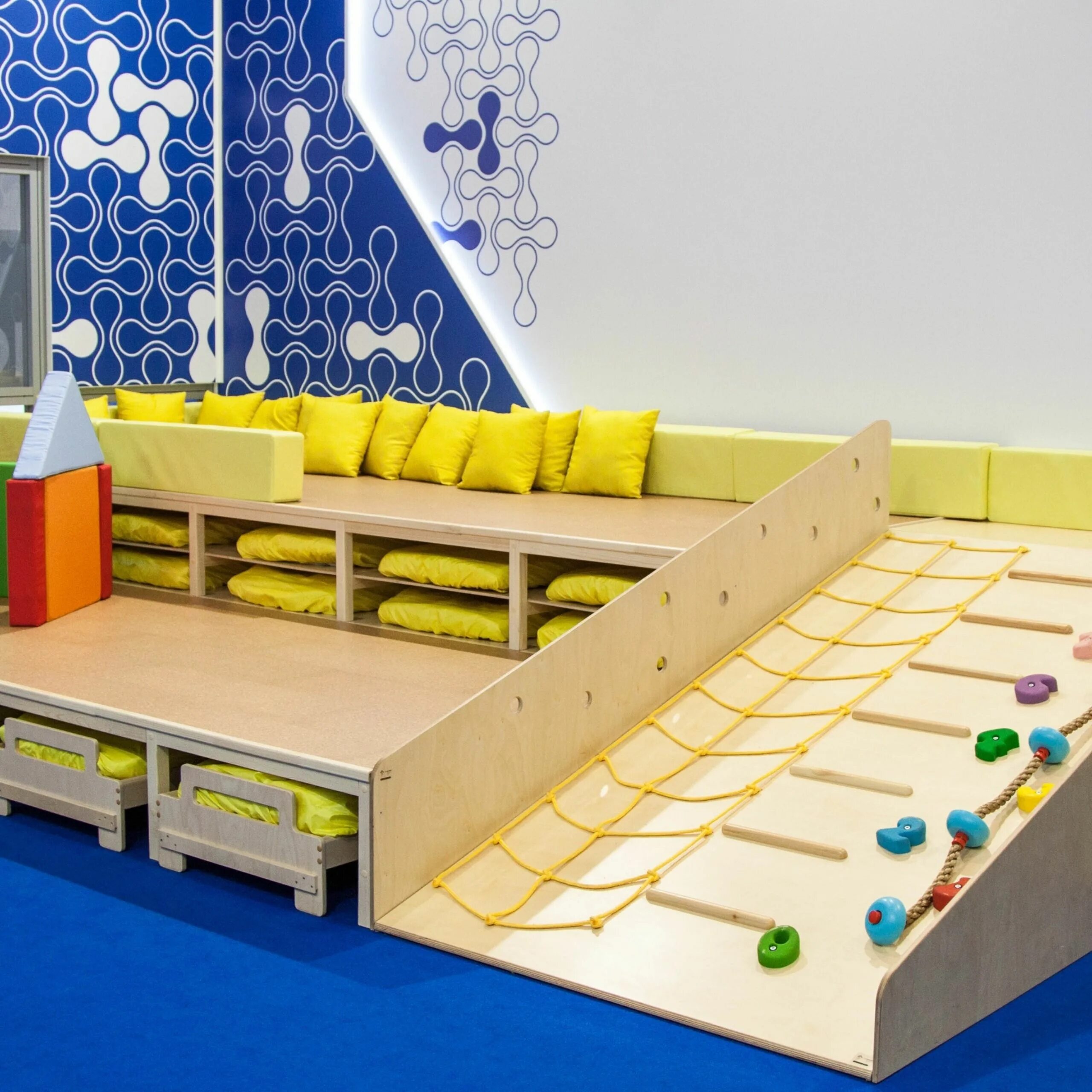 Кровати подиумы в детском саду. Современная мебель для детских садов. Трансформируемая мебель для детских садов. Многофункциональная мебель для детского сада. Подиум в саду