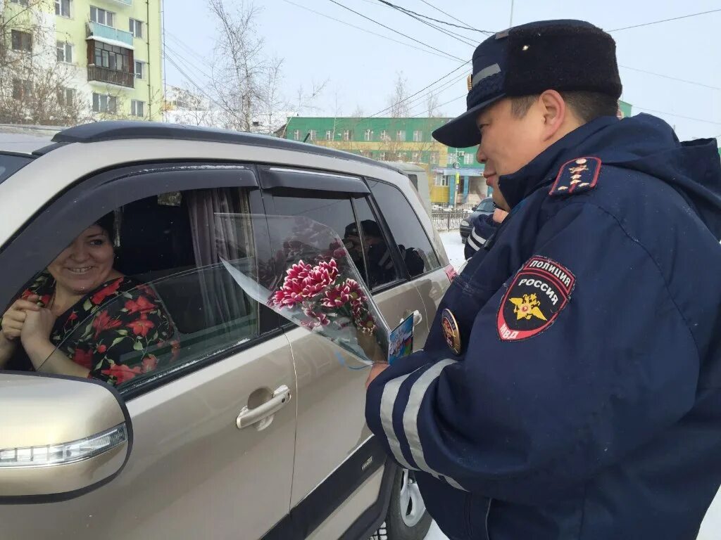 ДПС Якутск. Подарок ГИБДД. Инспектора ГИБДД Якутск. Сотрудники ГАИ Якутска. Гибдд дарит цветы