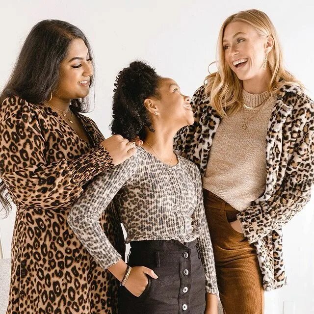 Every style. Аутфит джинсы конверсы. Пандора реклама женщины лица. Trendy clothes pictures. Clothespins on women.