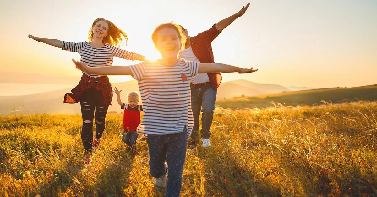 Родители с детьми на природе. Счастье семья природа. Фотосессия мама папа сын на природе. Семья папа мама дочь и сын на природе.