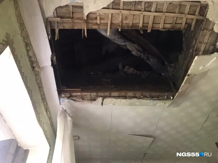 Обвалился потолок. Обвалился потолок в доме. Потолок в ванной обвалился. Обрушились перекрытия в ванной.