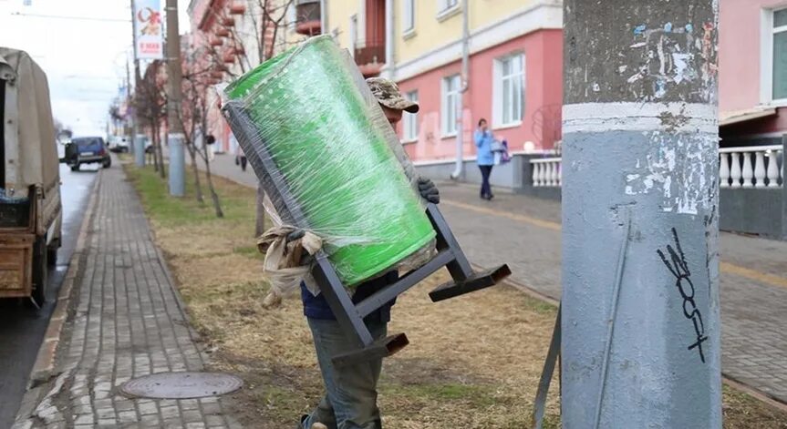 Урна парковая. Урны ижевск. Урна уличная 25л уралочка 3 черный. Монтаж урны. Установка урн.