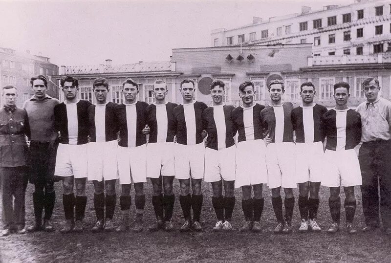 Типичное название футбольного клуба в 1940. Локомотив 1936. локомотив 1940. старый стадион локомотив на новорязанской улице. фк «локомотив» москва 1940 год фото.