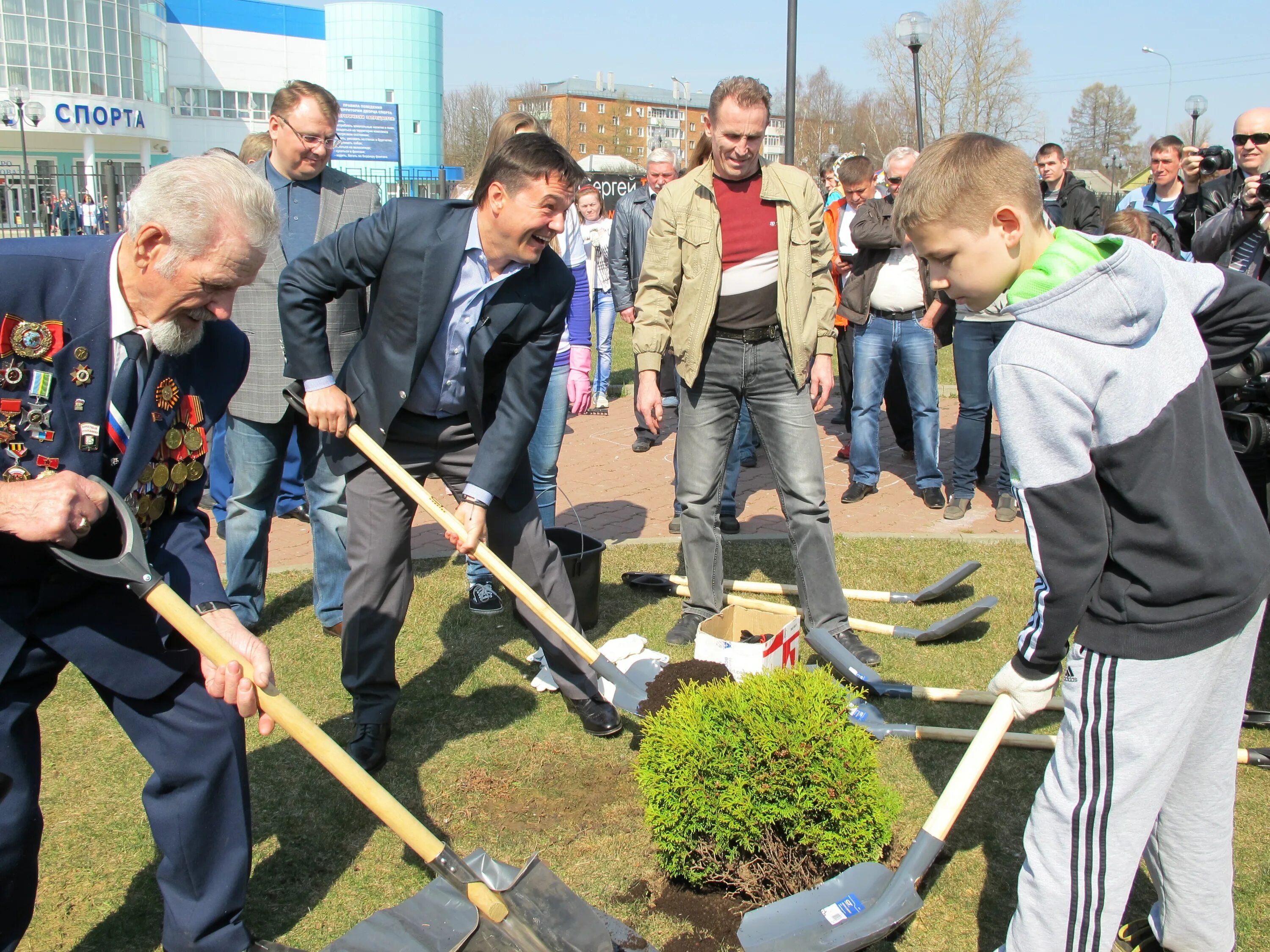 Картинки про субботник. Уборка территории. Креативный субботник. Одежда для субботника. Рабочий зеленого хозяйства.