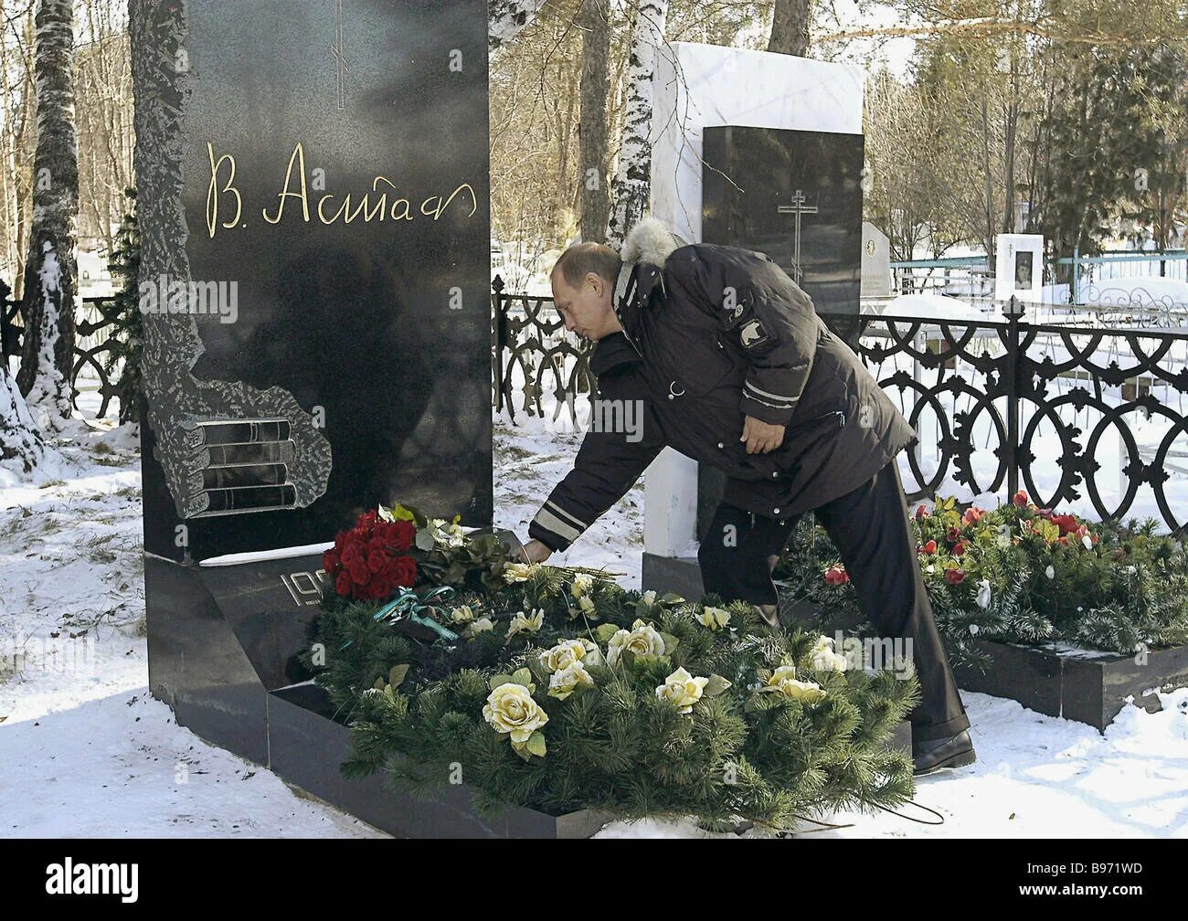 Астафьев похоронен. Могила Виктора Петровича Астафьева.