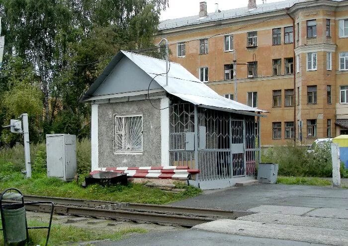 Будка на железной дороге. Будка стрелочника. Будка у железной дороги. Станция будка свердловская область. Будка путевого обходчика.