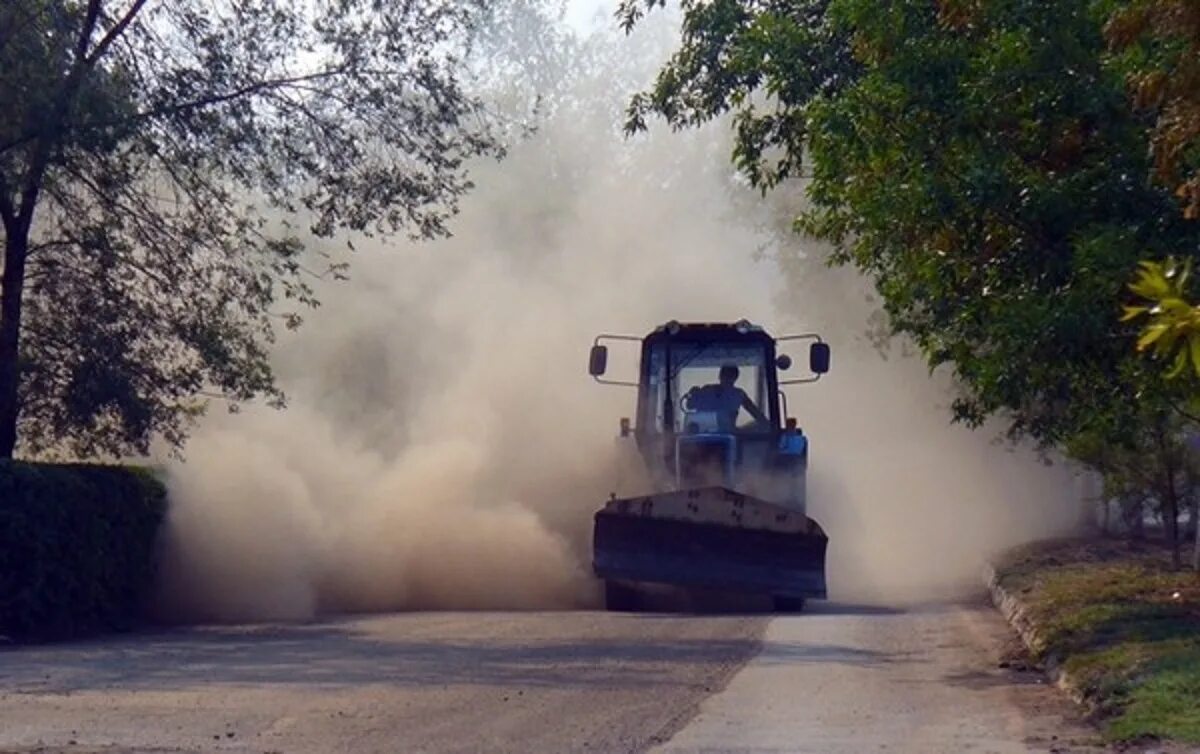 Дорогая пыль. Дорожная пыль. Запыленность воздуха в городе. Пыль на дороге. Запыленность дорог в городе.