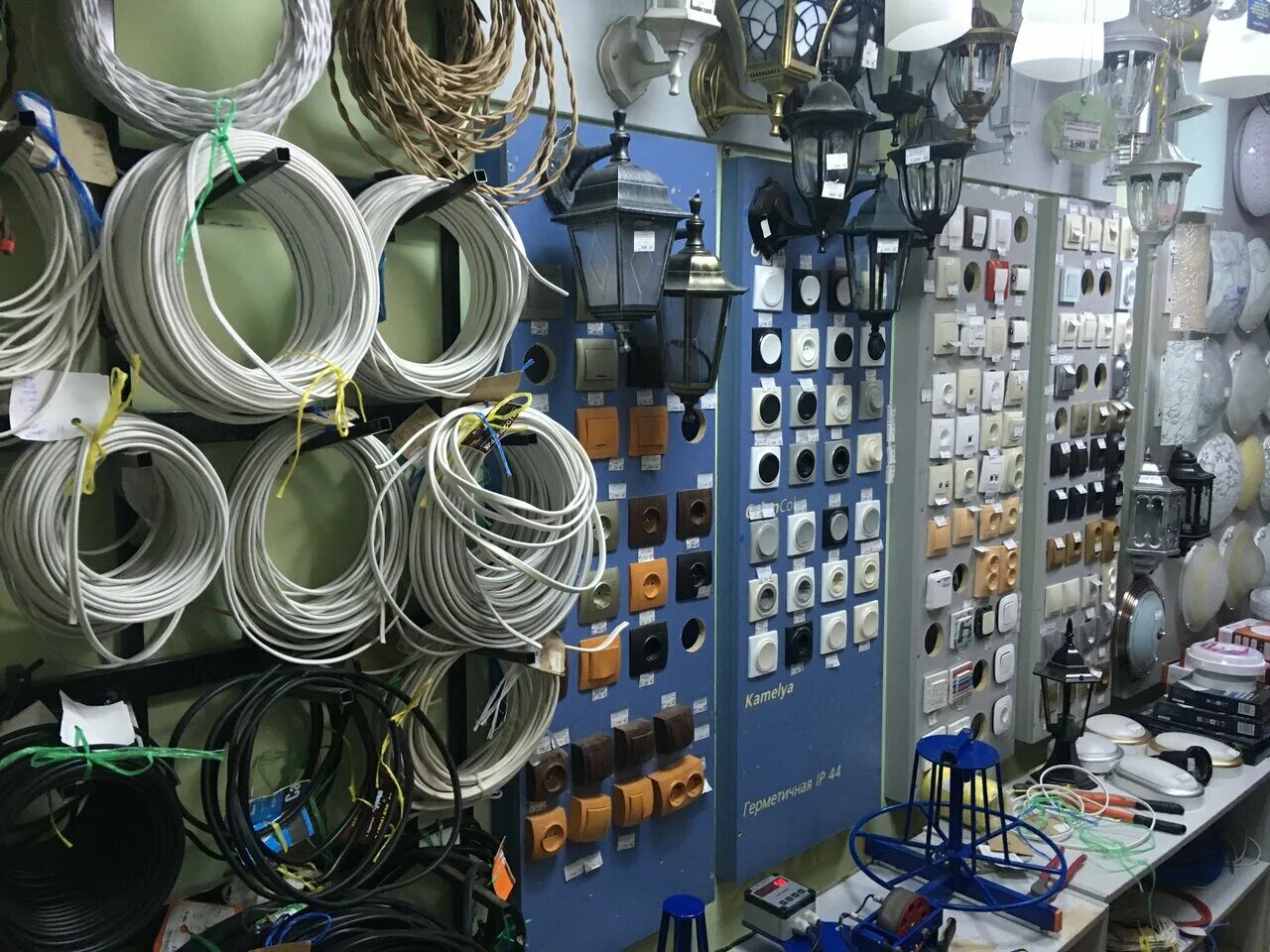 магазин электротоваров. витрина с электрикой. серпухов магазин электротовары. тц чернышевский серпухов. ворошилова, д.