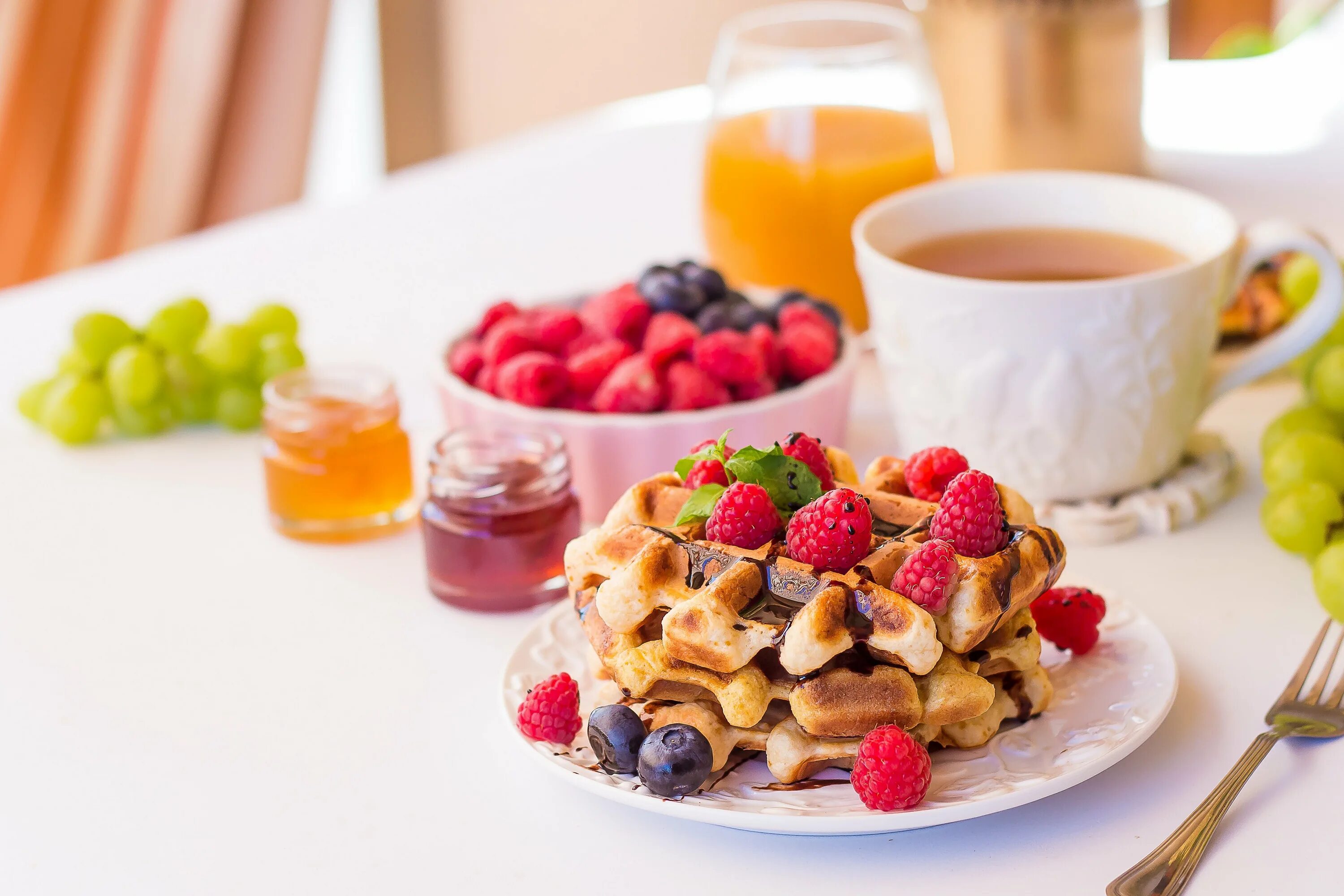 доброе утро завтрак. со вкусным утром. доброе утро завтрак. со вкусным утром. фруктовые десерты.