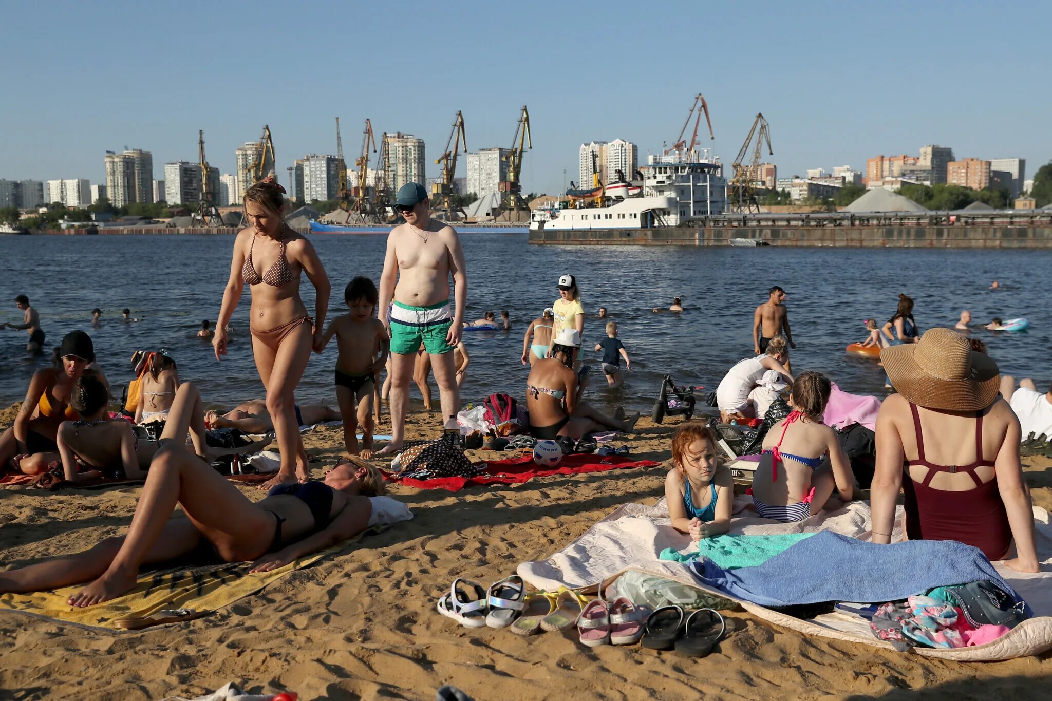 Мещерский пруд москва. Филевский парк бассейн открытый. Живописная бухта москва. Москва пляжи отдых. Девушки на пляжах подмосковья.