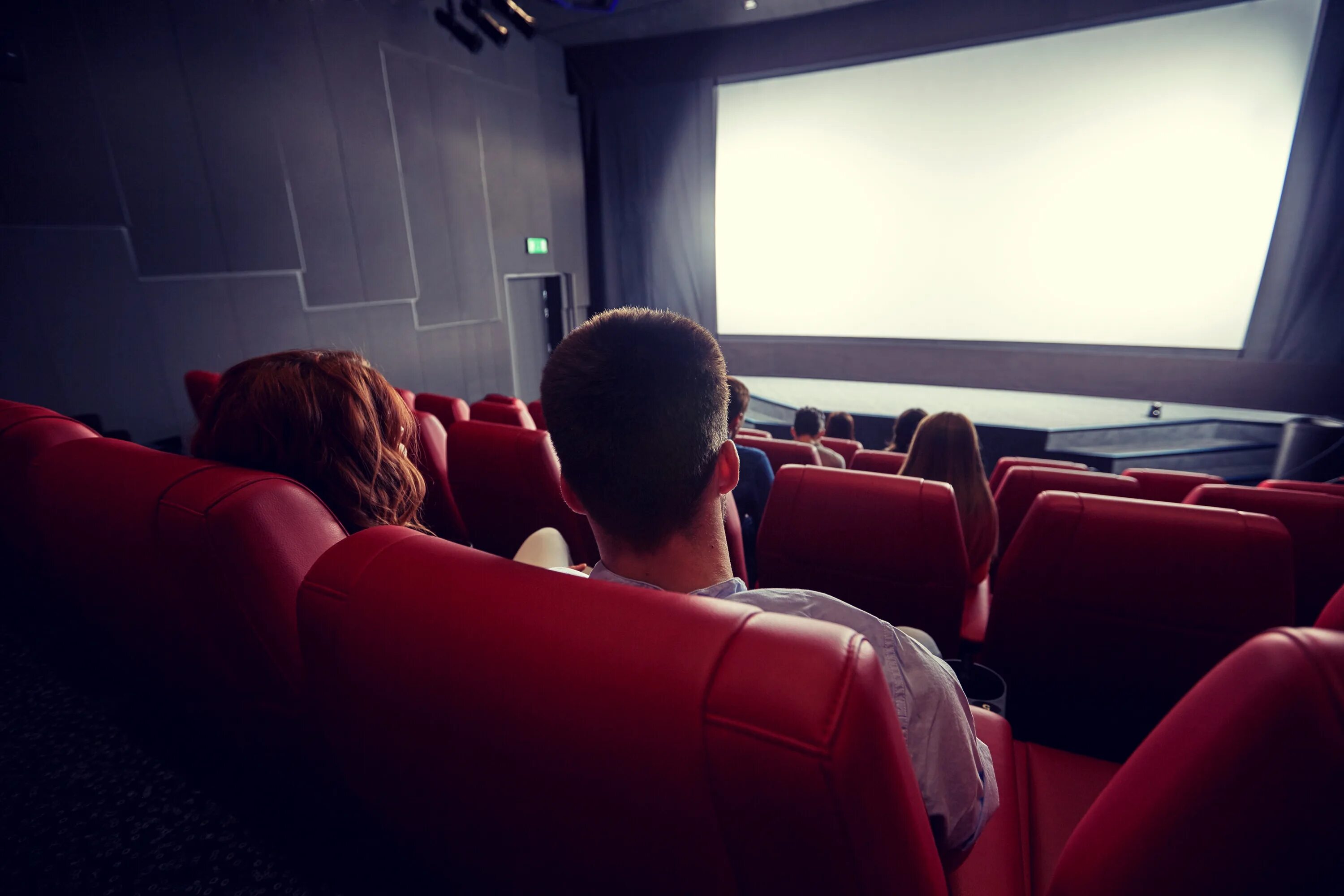 Be often go to the cinema. Парень с девушкой в кинотеатре. Фотосессия в кинотеатре. Кинотеатр. Парочка в кинотеатре.