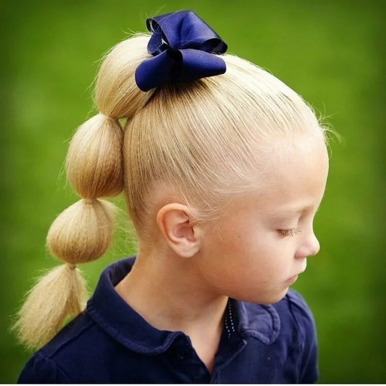 Какую прическу можно на день рождение. Прически для девочек. Красивые причёски для девочек. Прически для девочек 5 лет. Прическа с хвостиками для девочек.